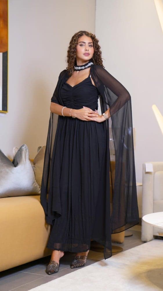 فستان اسود باكمام طويلة