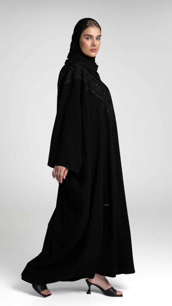 عباية سوداء بتطريز مثلث