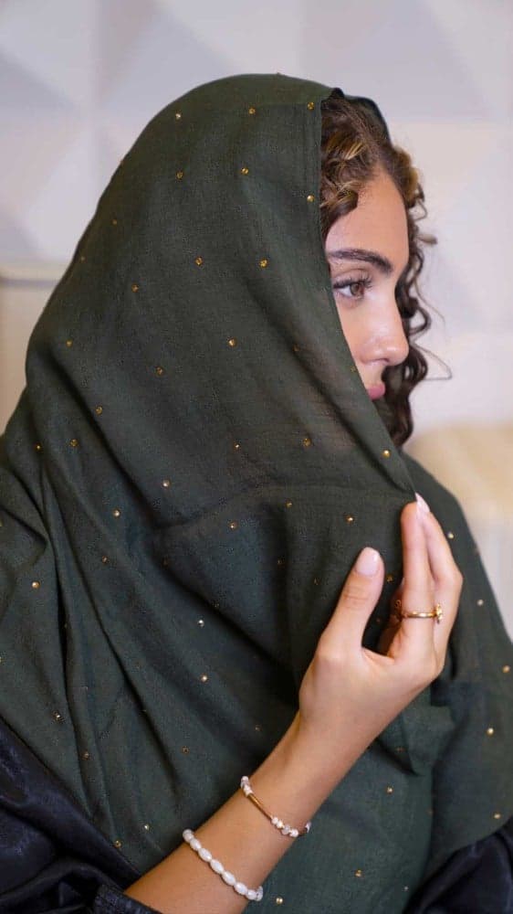 طرحة زيتي مزينه بفصوص ذهبي