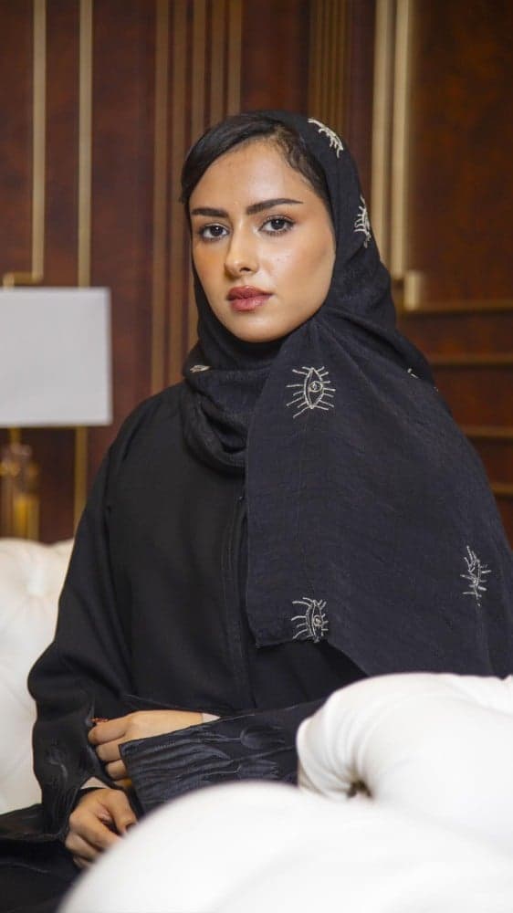 طرحه سوداء مطرزة