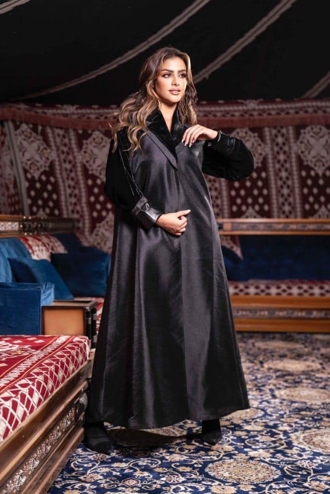 عباية شتوية بياقه ومعصم جلد