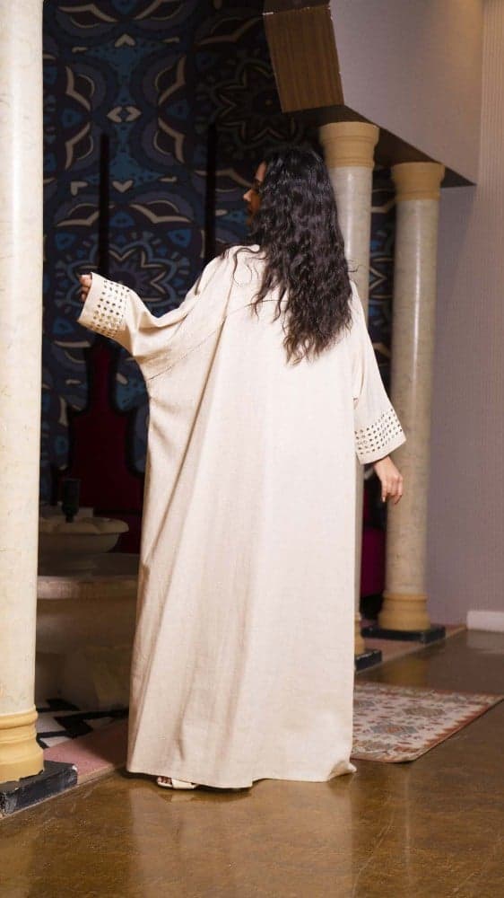 جلابية مطرزة بقصة واسعة