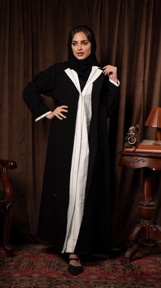 عباية رسميه بقطعة مشبوكه فيها مقلمه