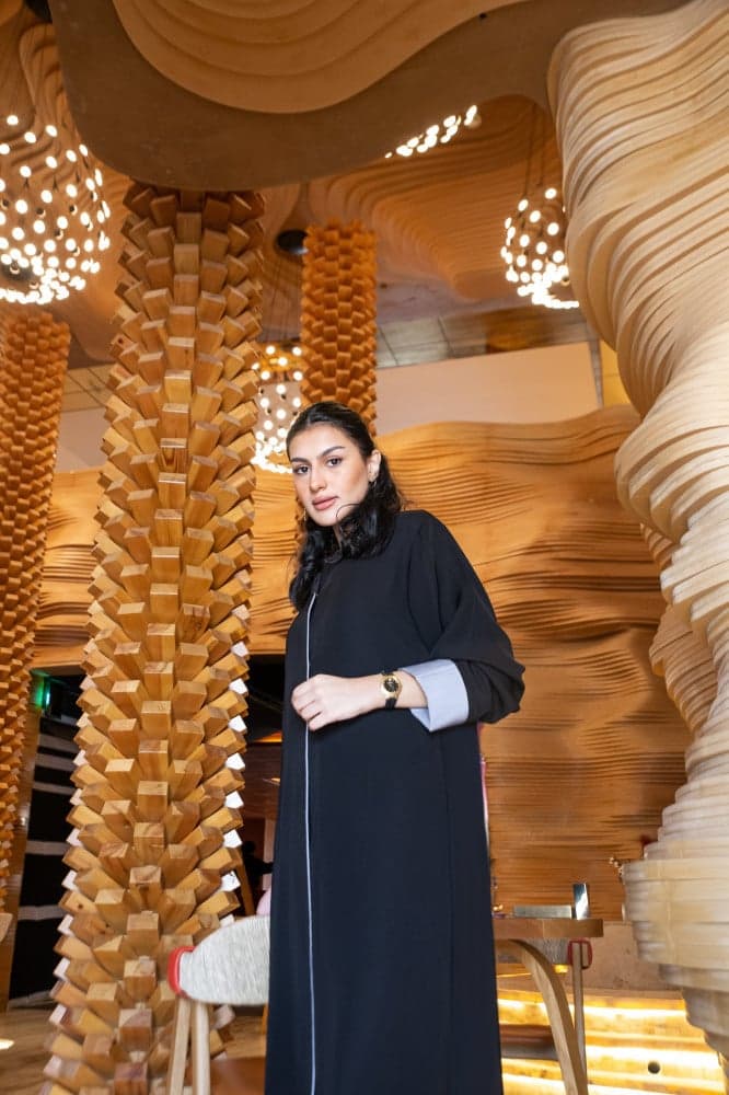 عبايه رسمية بكم فضي