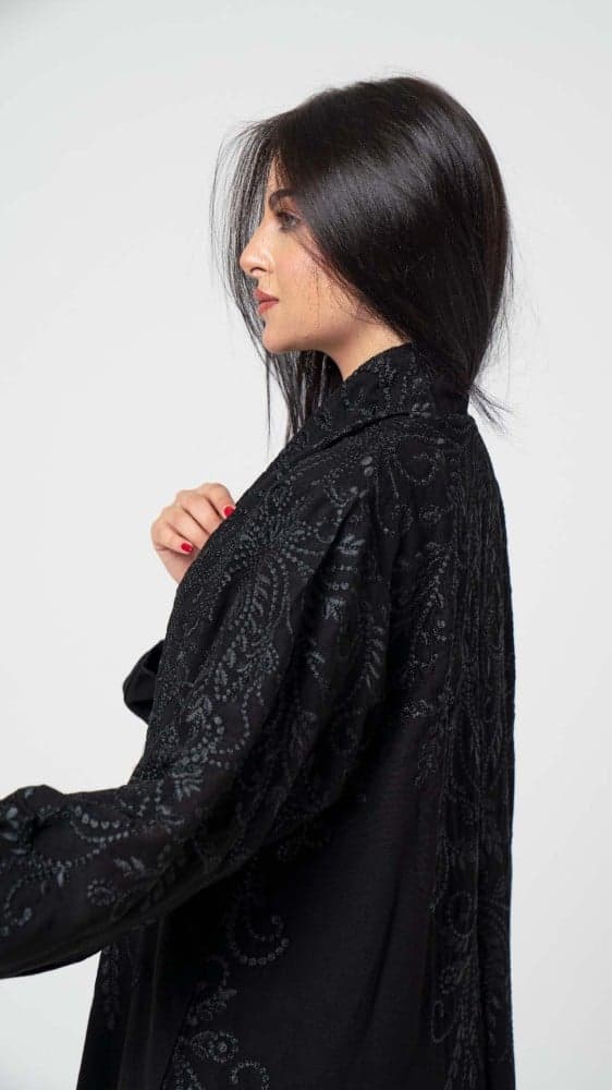 عباية مطرزة على الأكتاف