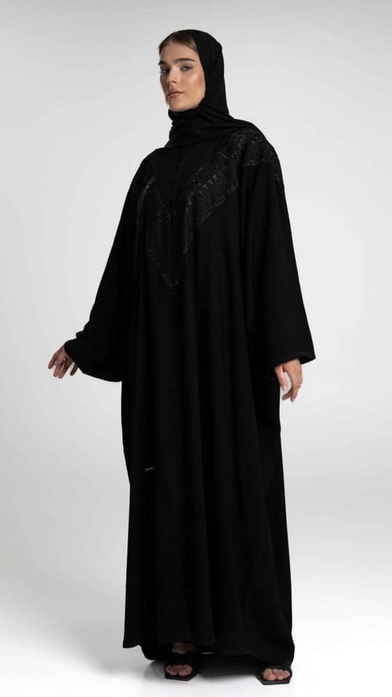 عباية سوداء بتطريز مثلث