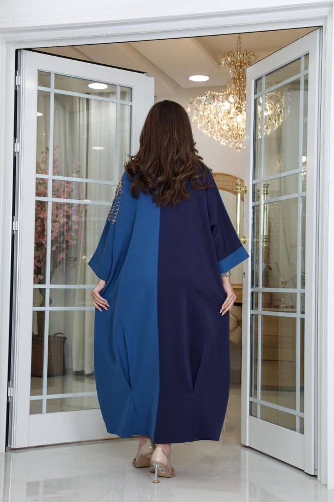 جلابية بقصات ملونة على الكتف