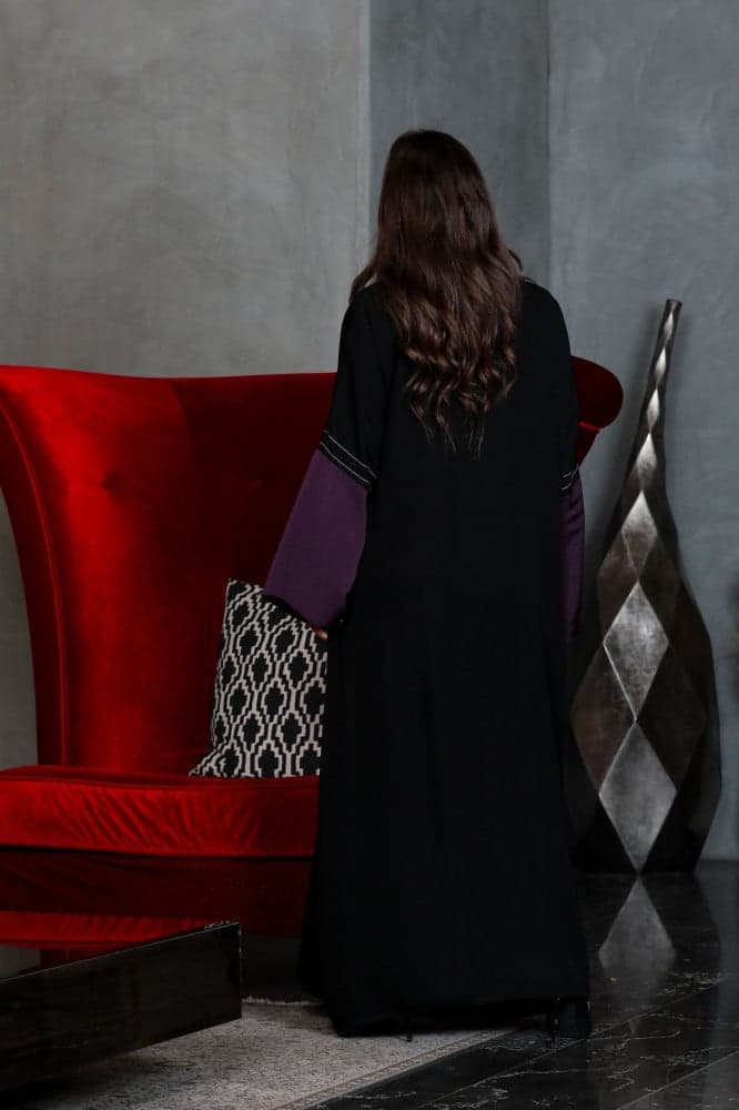 عباية بقصة صدر بنفسجي وخطوط بيضاء