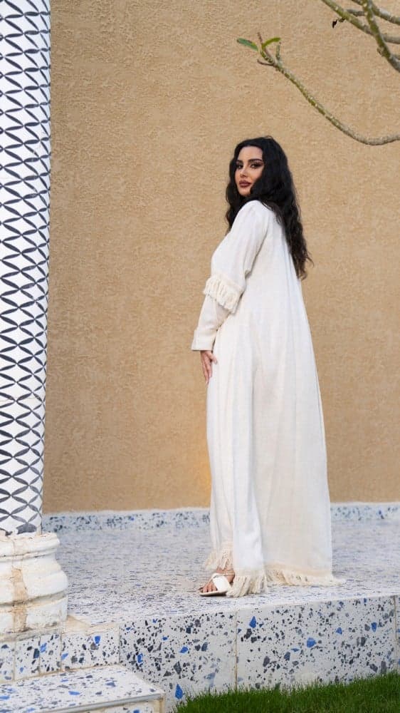 جلابية بلون سكري مزينه بهدب