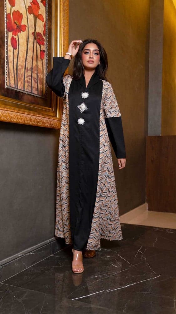 جلابية بطبعات من الجانين وتطريز فخم