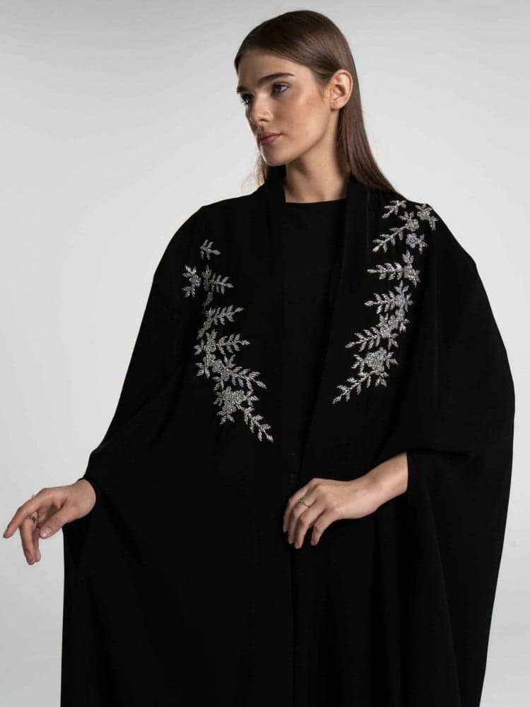 عباية بقصة قطريه مطرزة بفضي