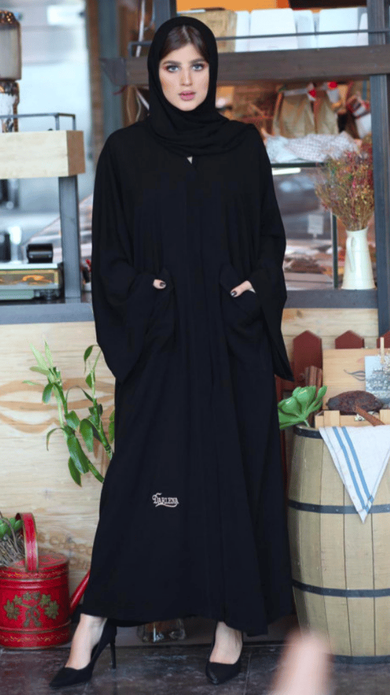 عباية بجيوب عملية وفضفاضة