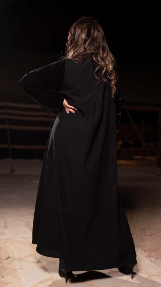 عباية شتوية بياقه واكمام قطيف