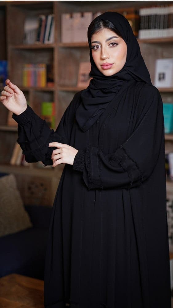 عباية بكلفة على الاكمام وكم مطاط