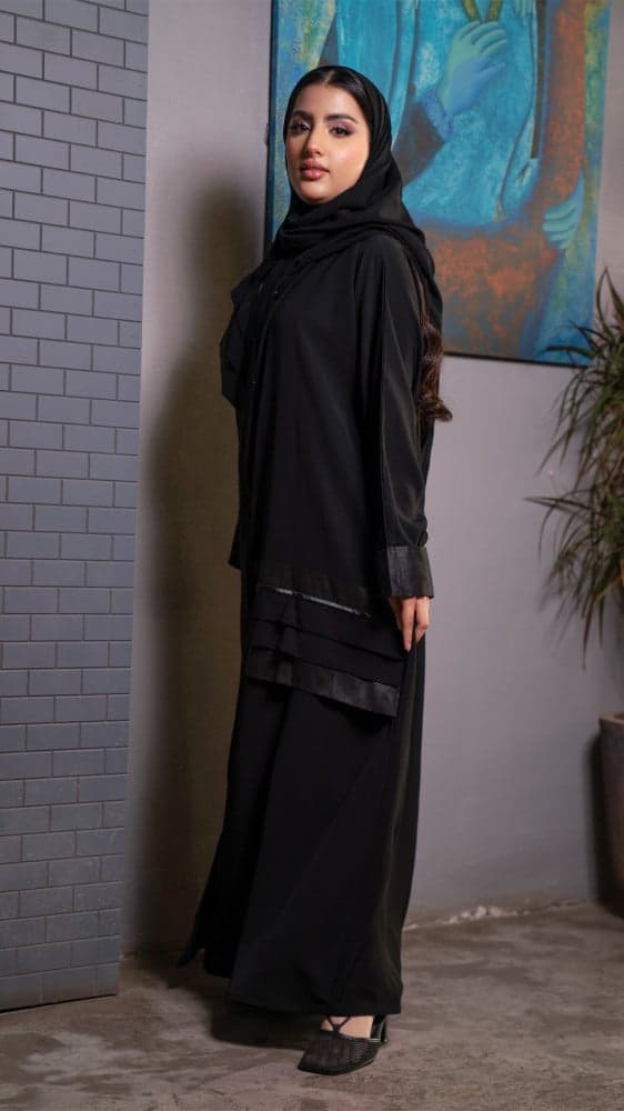 عباية بقصة اكتاف مميزة