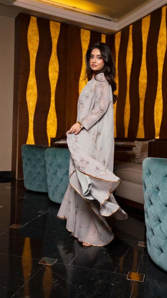 جلابية مطرزة مع فستان داخلي