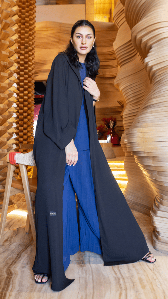 عباية سوداء وطقم بنطلون وبلوزة أزرق