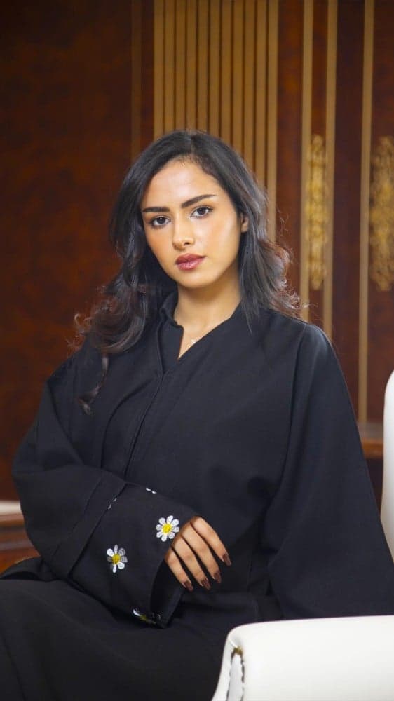 عباية باكمام متنوعة ومطرزة