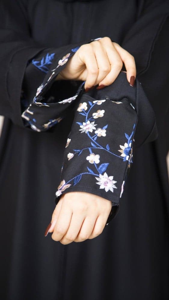 عباية باكمام متنوعة ومطرزة