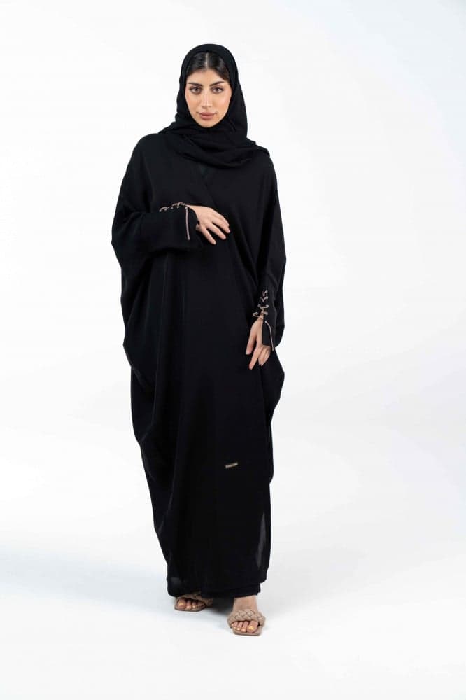 عباية سوداء بربطة اكمام بيج
