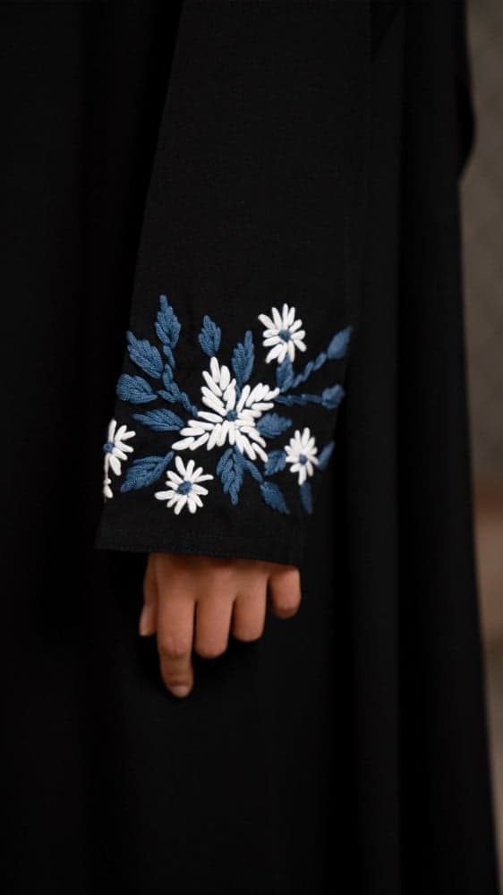 عباية رسمية بتطريز كحلي وابيض