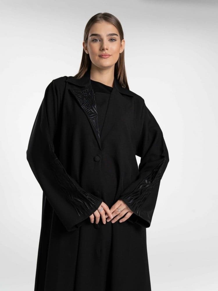 عباية سوداء بياقة رسمية مطرزة