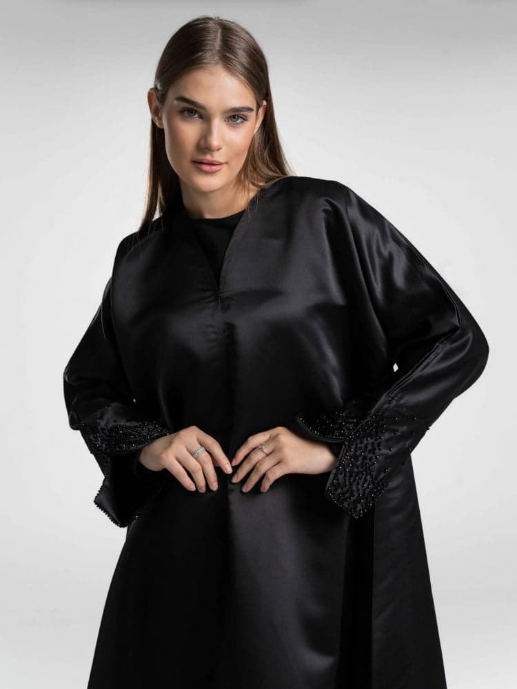 عباية سوداء لامعه باكمام شك