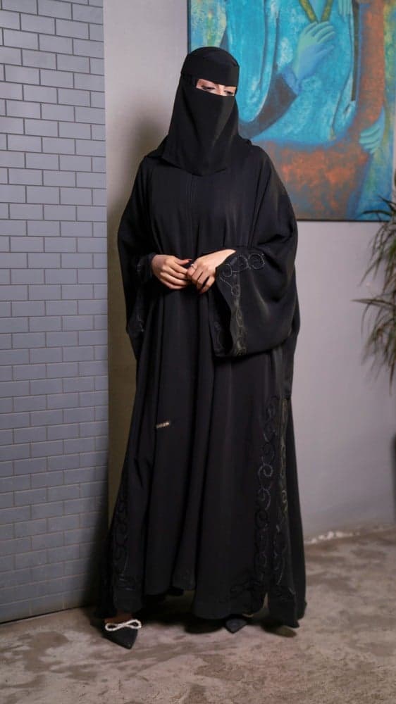 عباية فضفاضة باكمام مطرزة