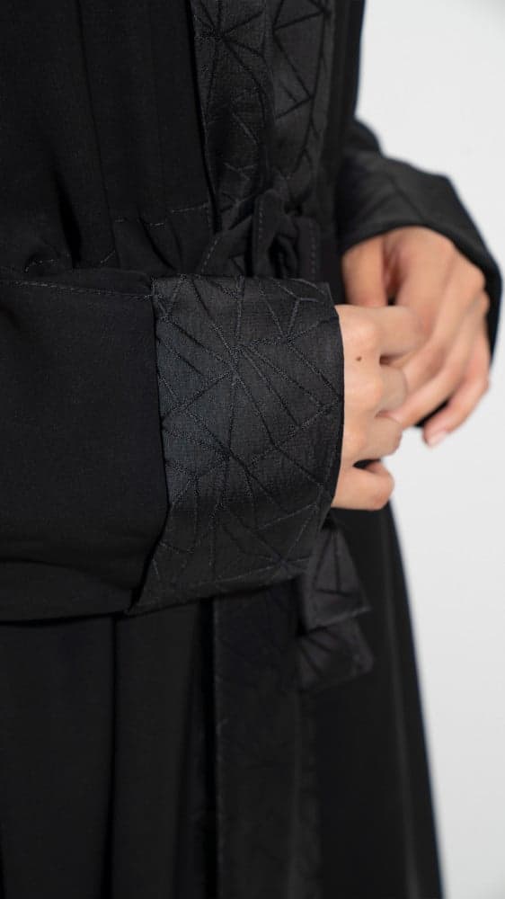 عباية برباط على الخصر