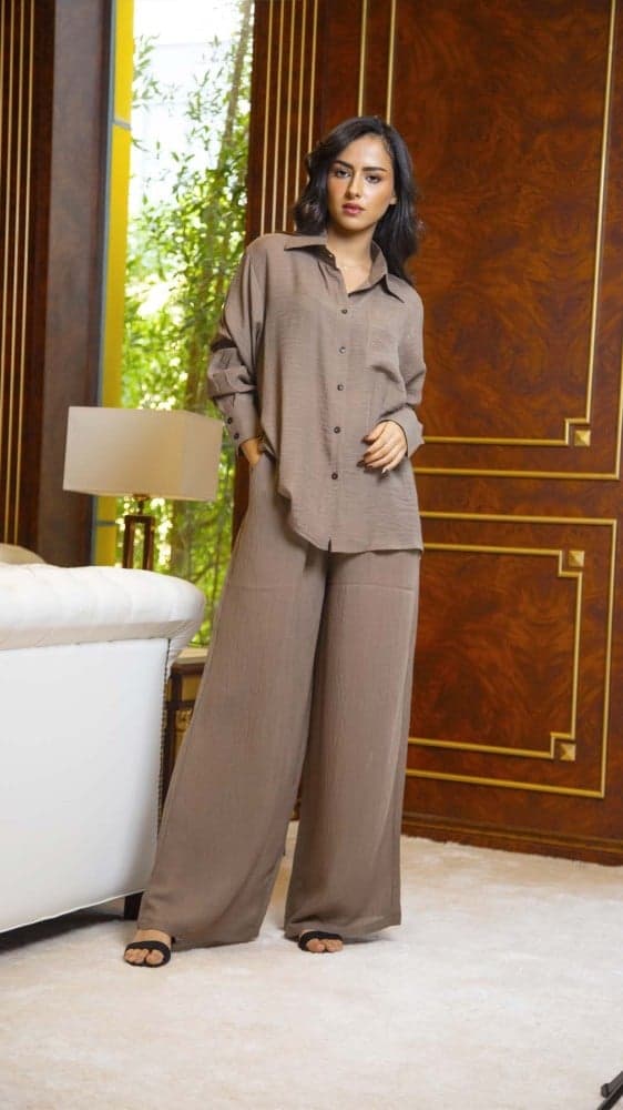 طقم قميص وبنطلون بيج غامق