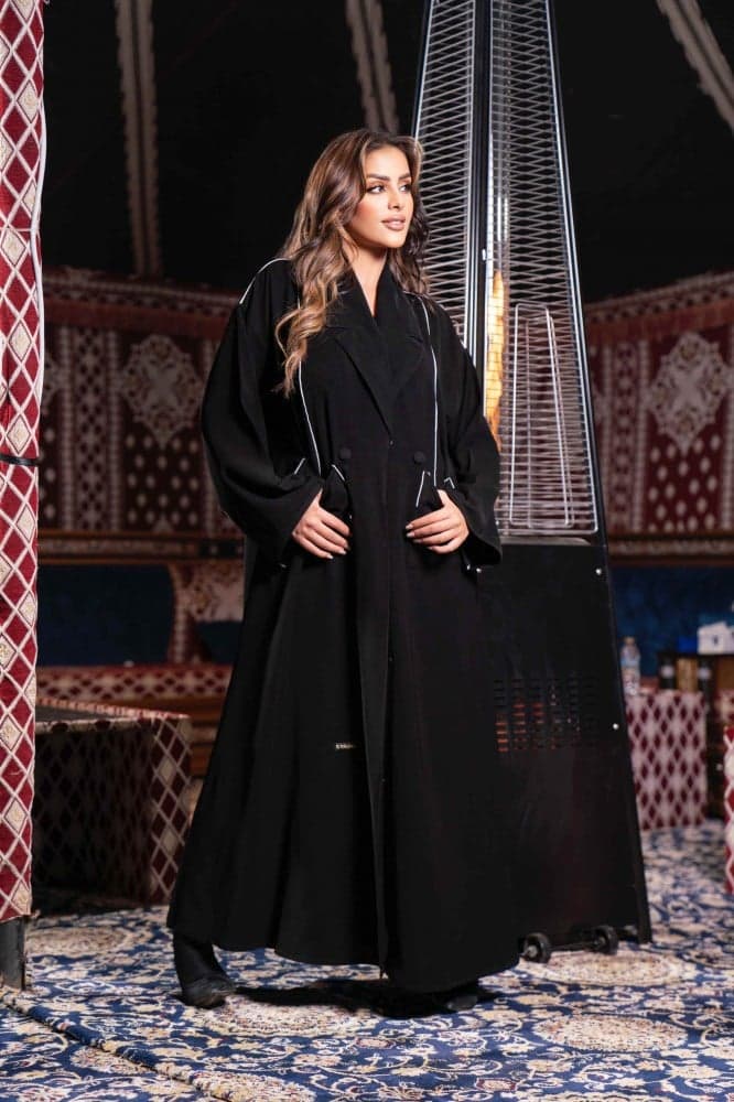 عباية شتوية بحواف بيضاء وجيوب