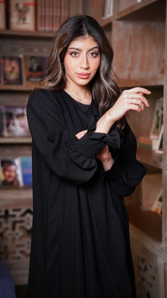 عباية بقصات منحنية واكمام مزمومة