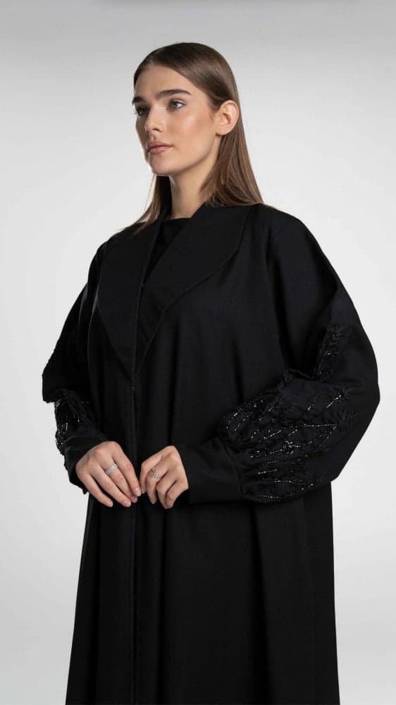عباية سوداء بياقة وبأكمام مطرزة بشك