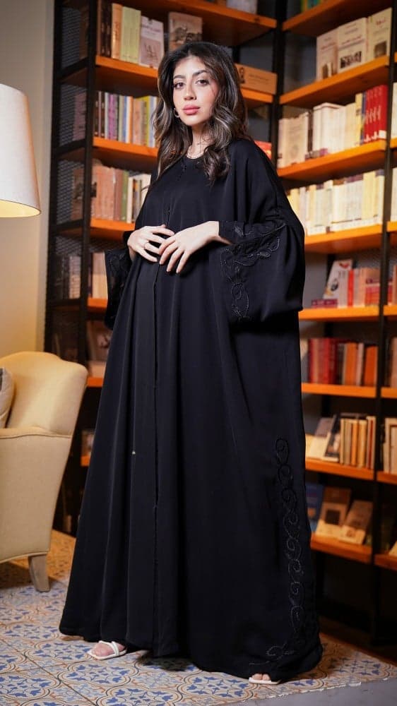 عباية باكمام مطرزة