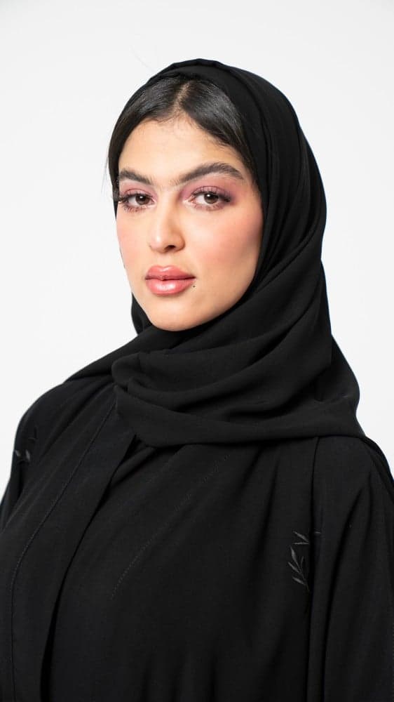 عباية بتطريز ورد أسود