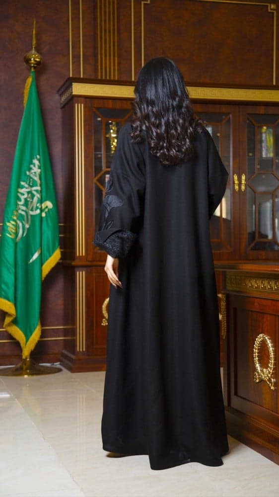 عباية باكمام مطرزه ومثنيه