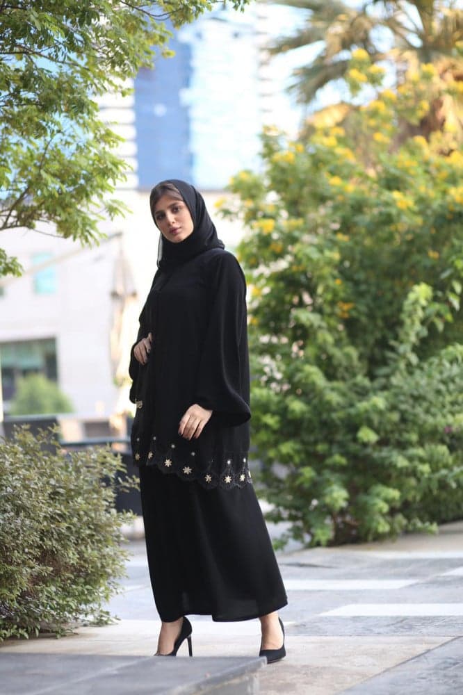 عبايه قطعتين منفصلة مطرزة