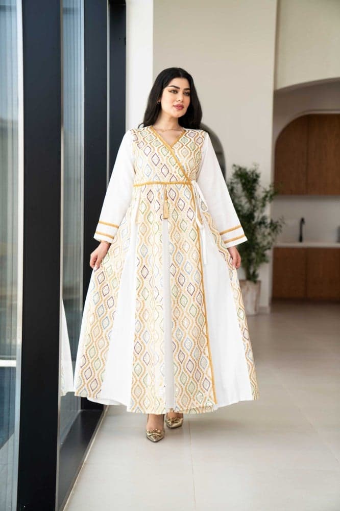 جلابية لف بلون ابيض مطرزة بذهبي