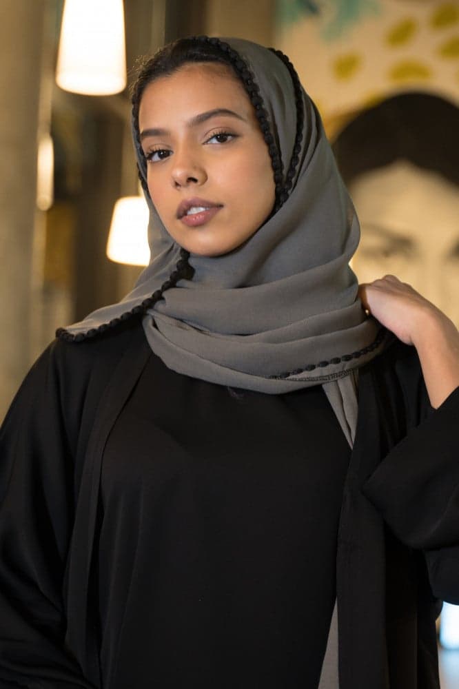 طرحة رمادي بكلفة سوداء