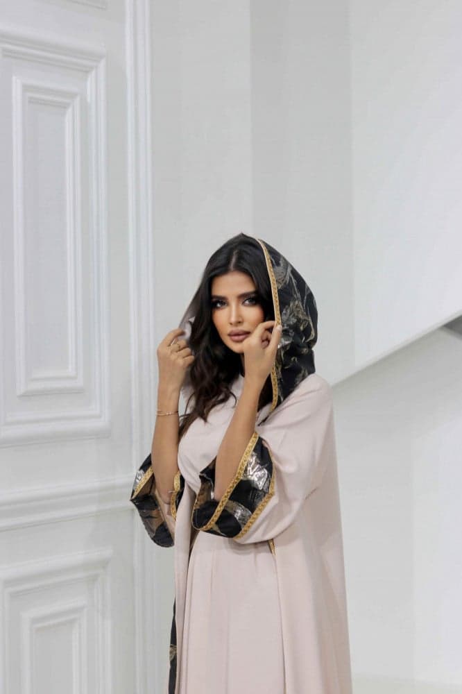 جلابية فخمة بقبعة وحزام على الخصر