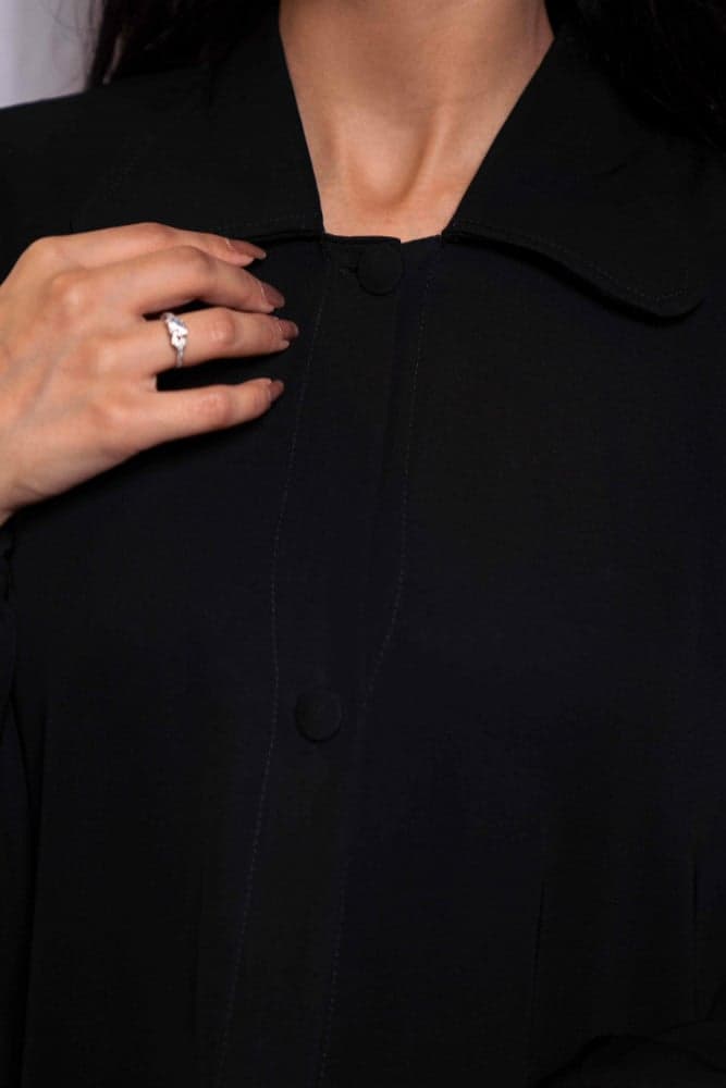 عبايه تقفل بأزرة قماش و كم مطاط