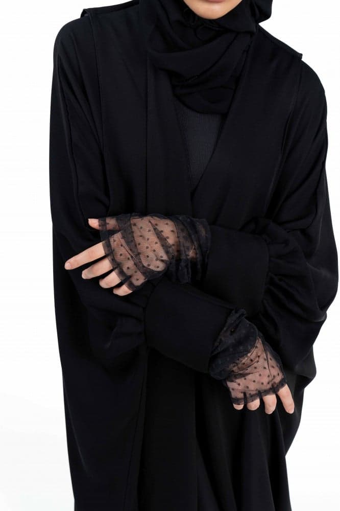 عباية بياقة طويلة واكمام تل منقط