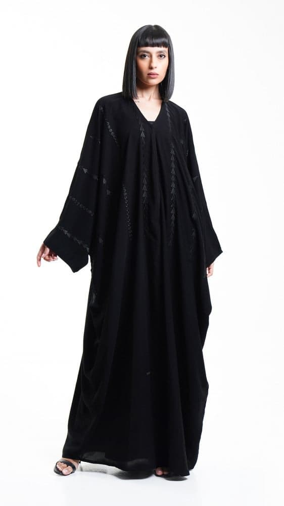 عباية بتطريز اسود مثلثات