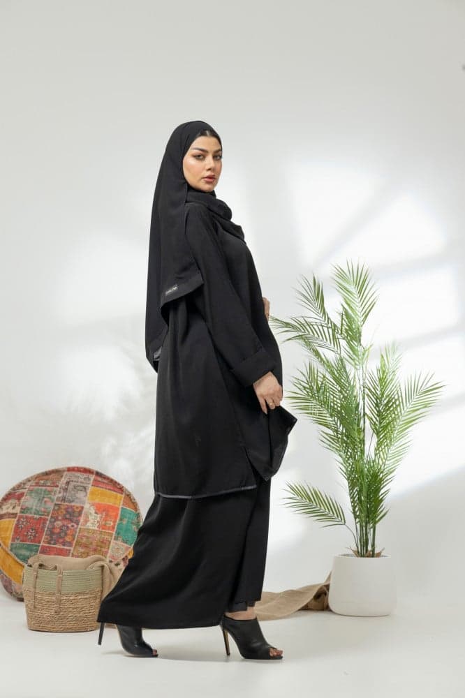 عباية طبقتين مزينة بشريط ساتان