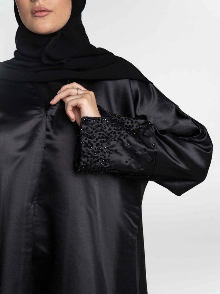 عباية سوداء لامعه باكمام شك