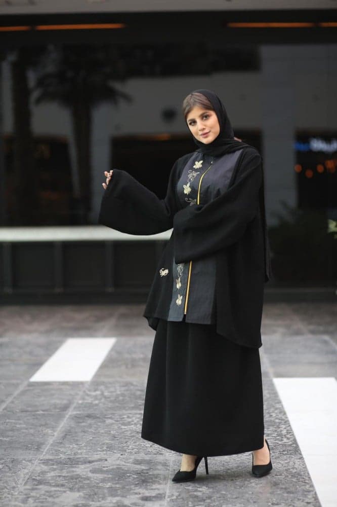 عبايه بسحاب قطعتين منفصلة ومطرزة