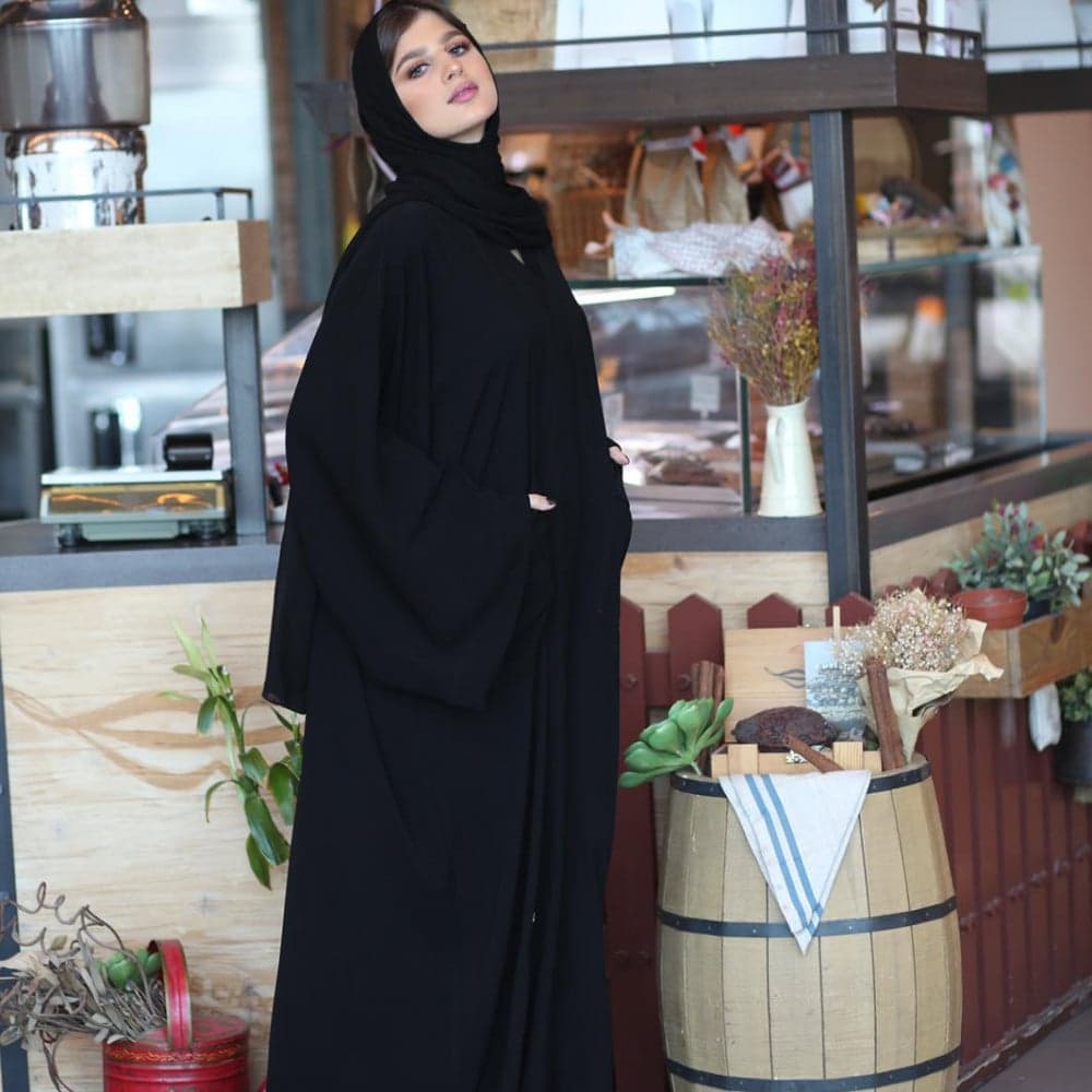 عباية بجيوب عملية وفضفاضة