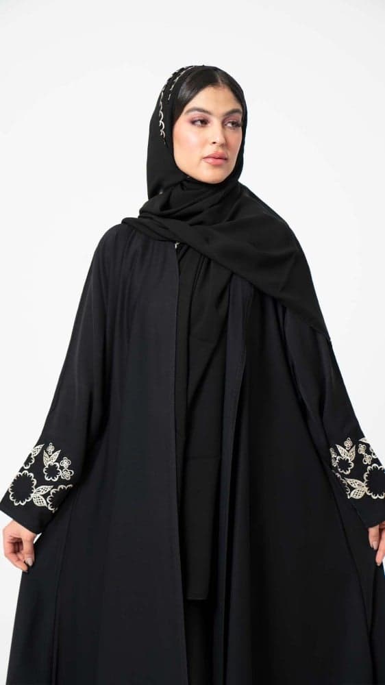 عباية سوداء باكمام مطرزة بيج