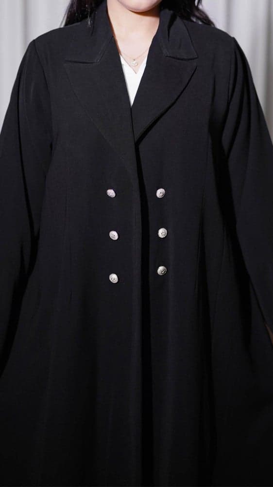 عباية رسمية بأزرة ذهبية