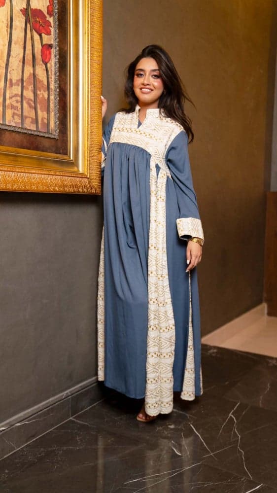 جلابية كحلي وبيج بقصات طولية